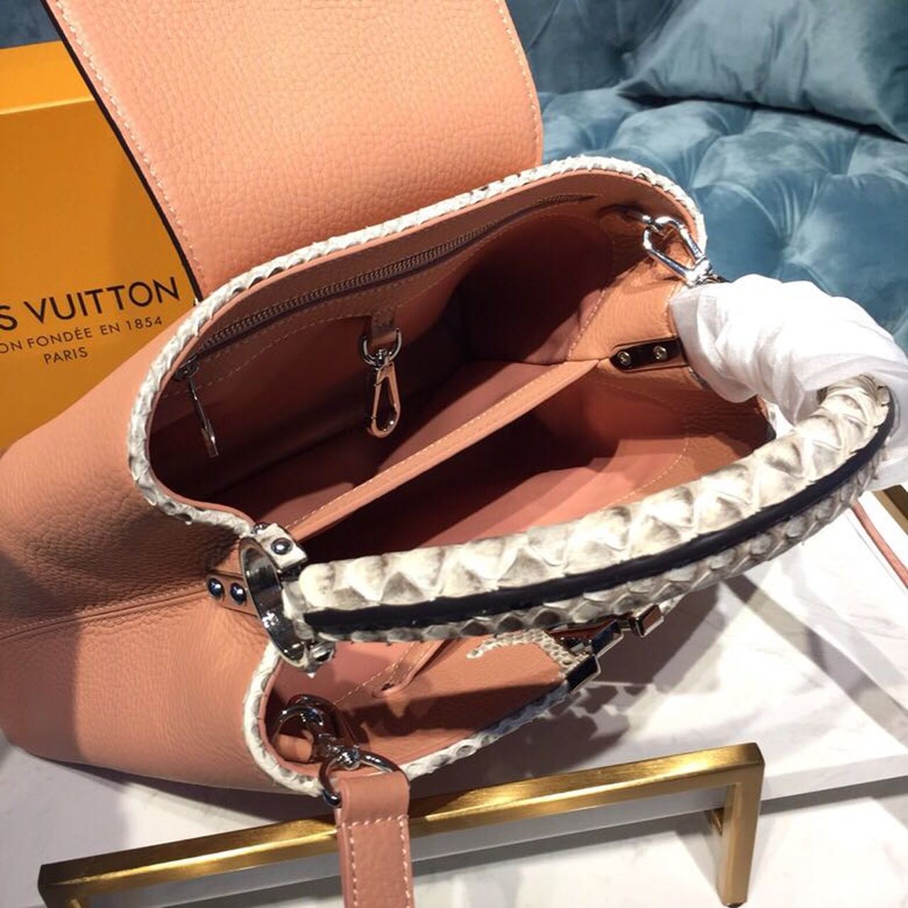 Louis Vuitton Capucines PM Bag 32cm Taurillon Leather Spring/Summer Collection N95383