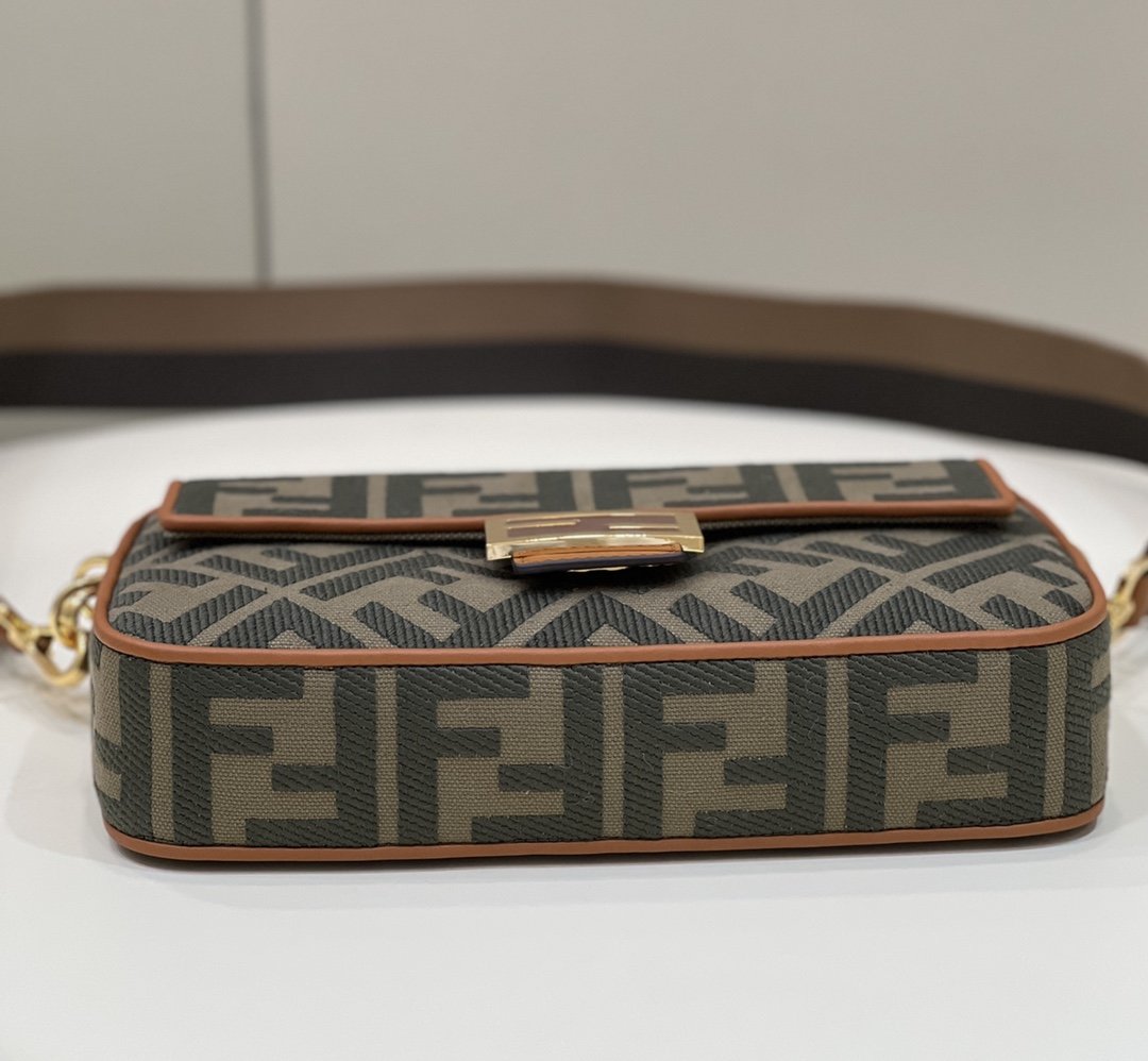 Fendi Baguette Midi 27cm Brown