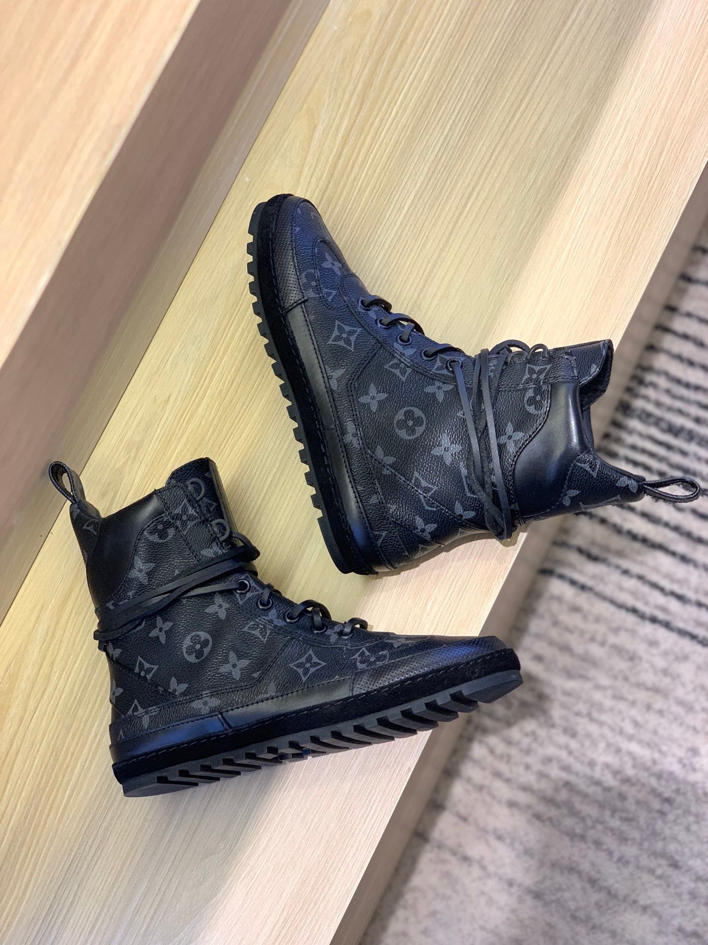 Louis Vuitton Metropolis Flat Ranger Black