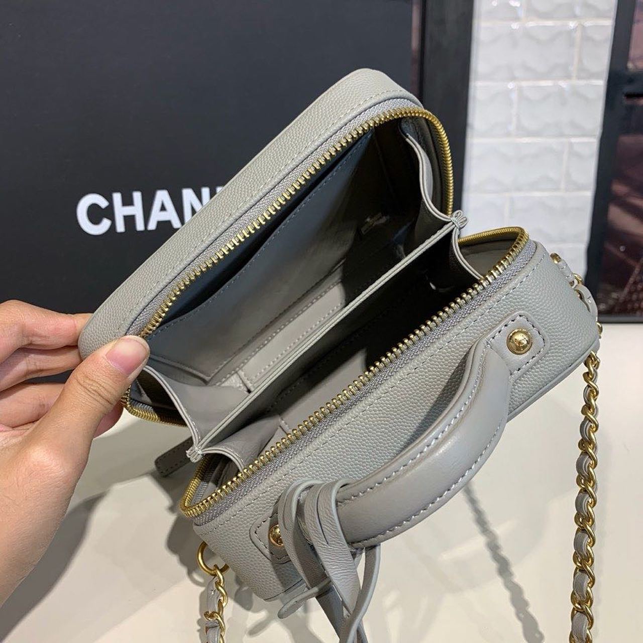 Chanel CC Filigree Vanity Case Bag 18cm Gold Hardware Caviar Leather Cruise Collection, Grey