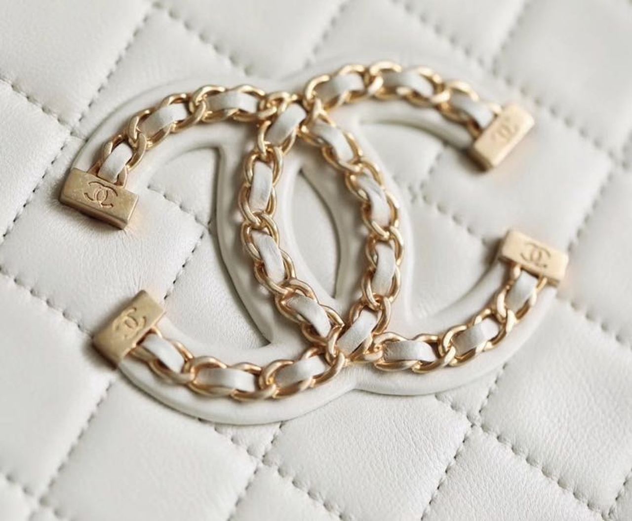 Chanel Chain Around CC Filigree Vanity Bag 18cm Caviar Leather Gold Hardware Spring/Summer Collection White