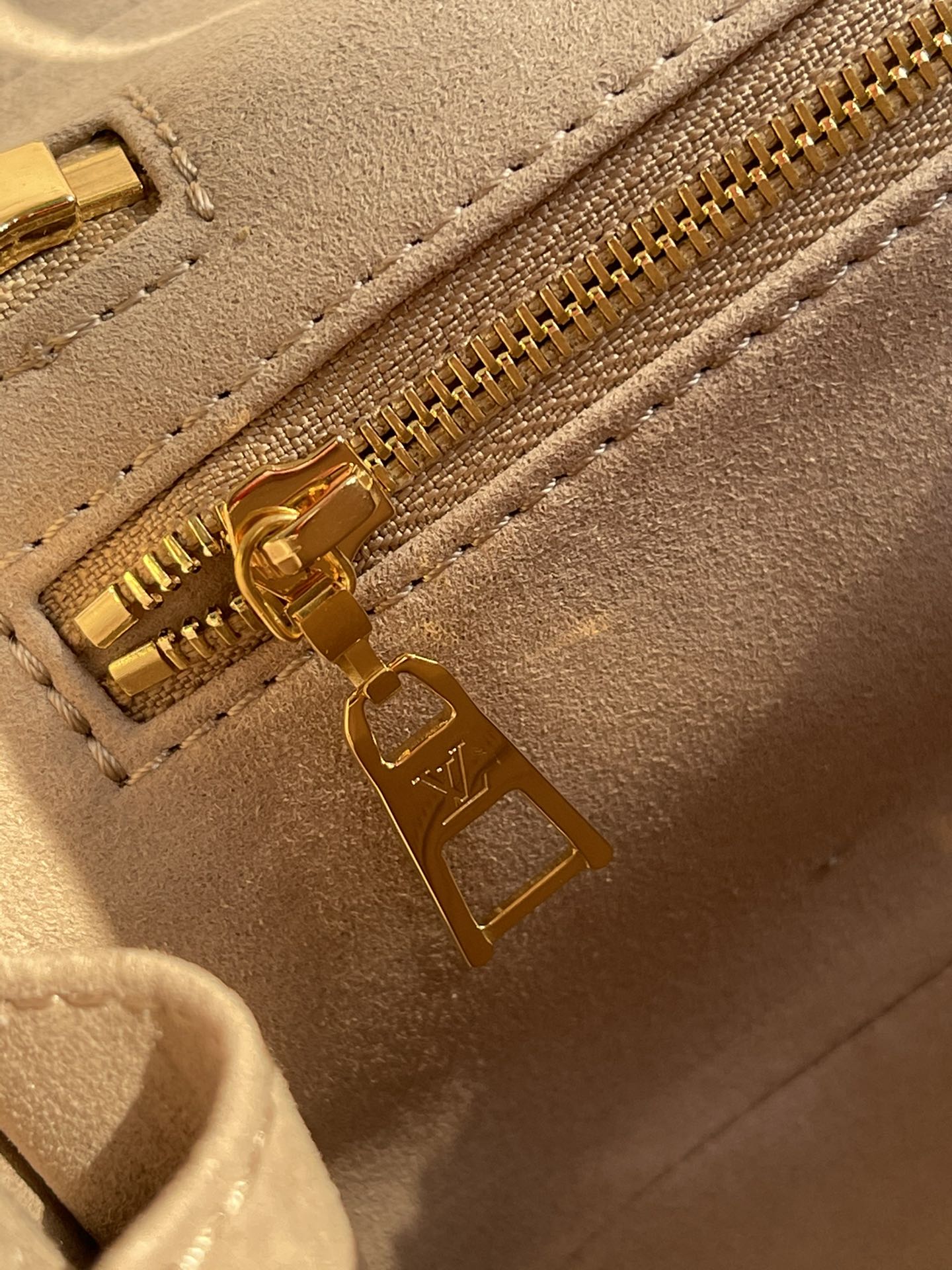 Louis Vuitton Handle Bag 19cm Cream