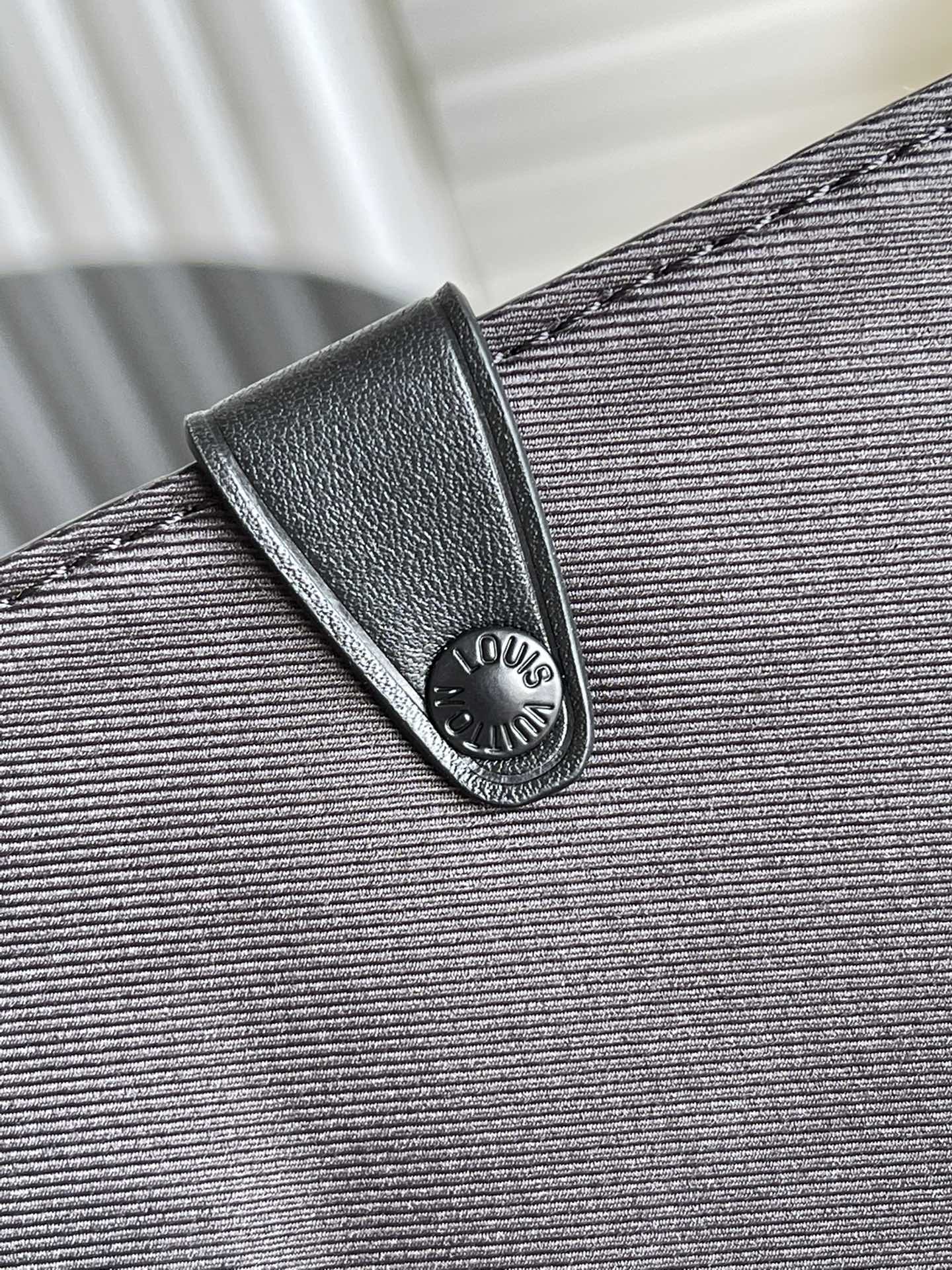 Louis Vuitton M57726 Trunk Messenger 24cm