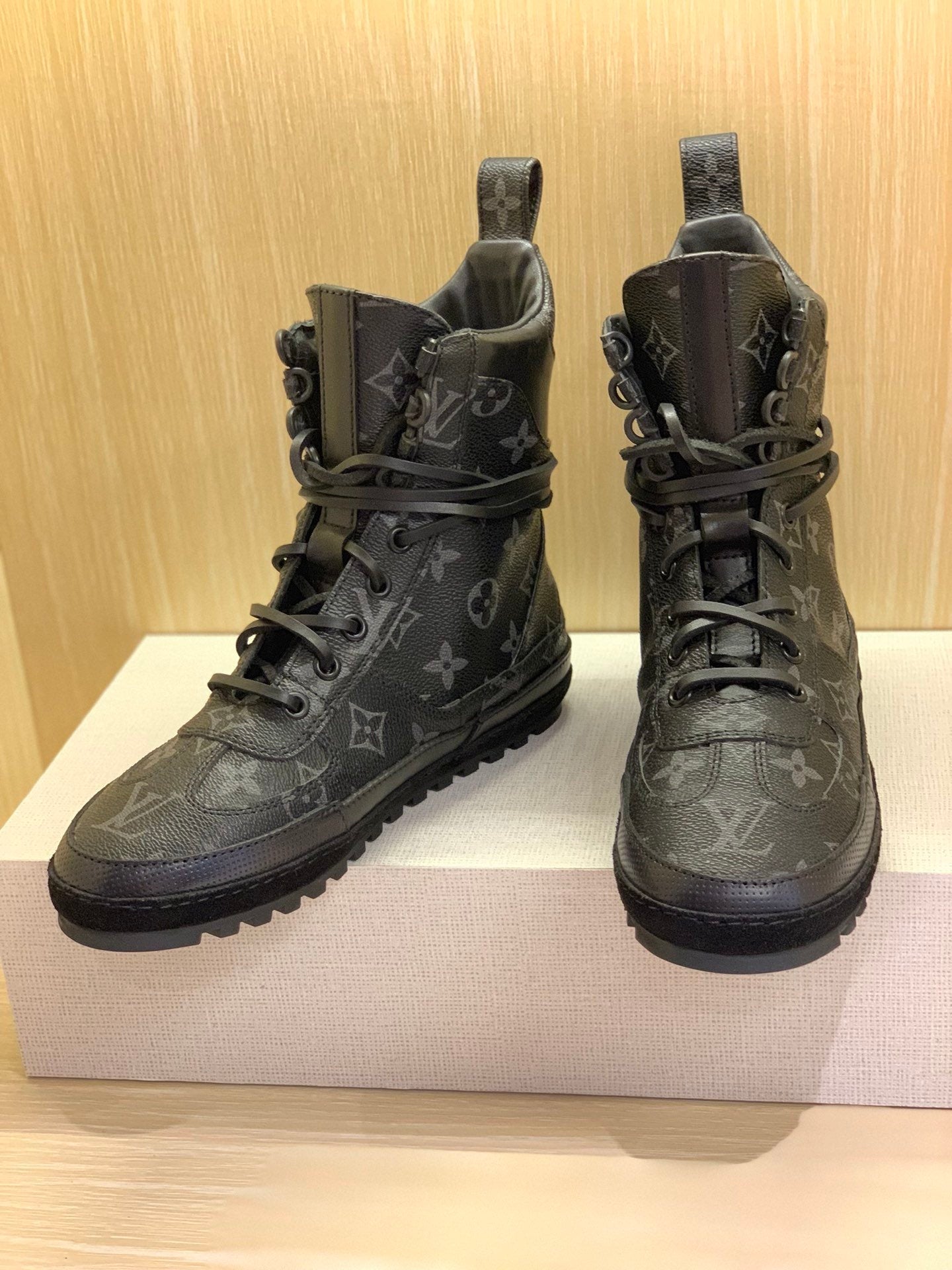 Louis Vuitton Metropolis Flat Ranger Black