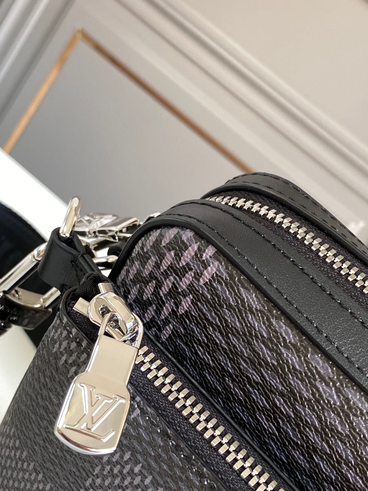 Louis Vuitton Trio Messenger 25cm