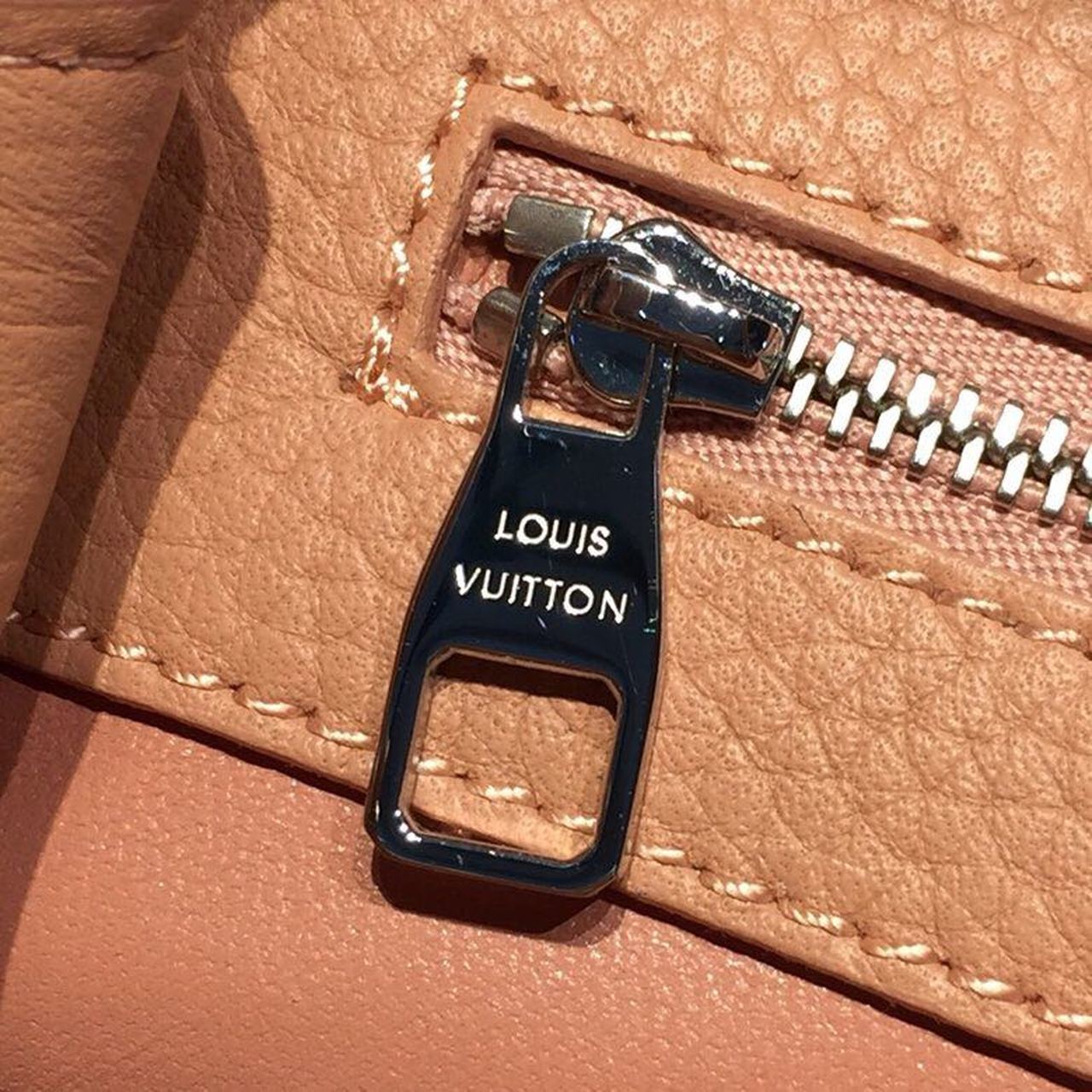 Louis Vuitton Capucines PM Bag 32cm Taurillon Leather Spring/Summer Collection N95383
