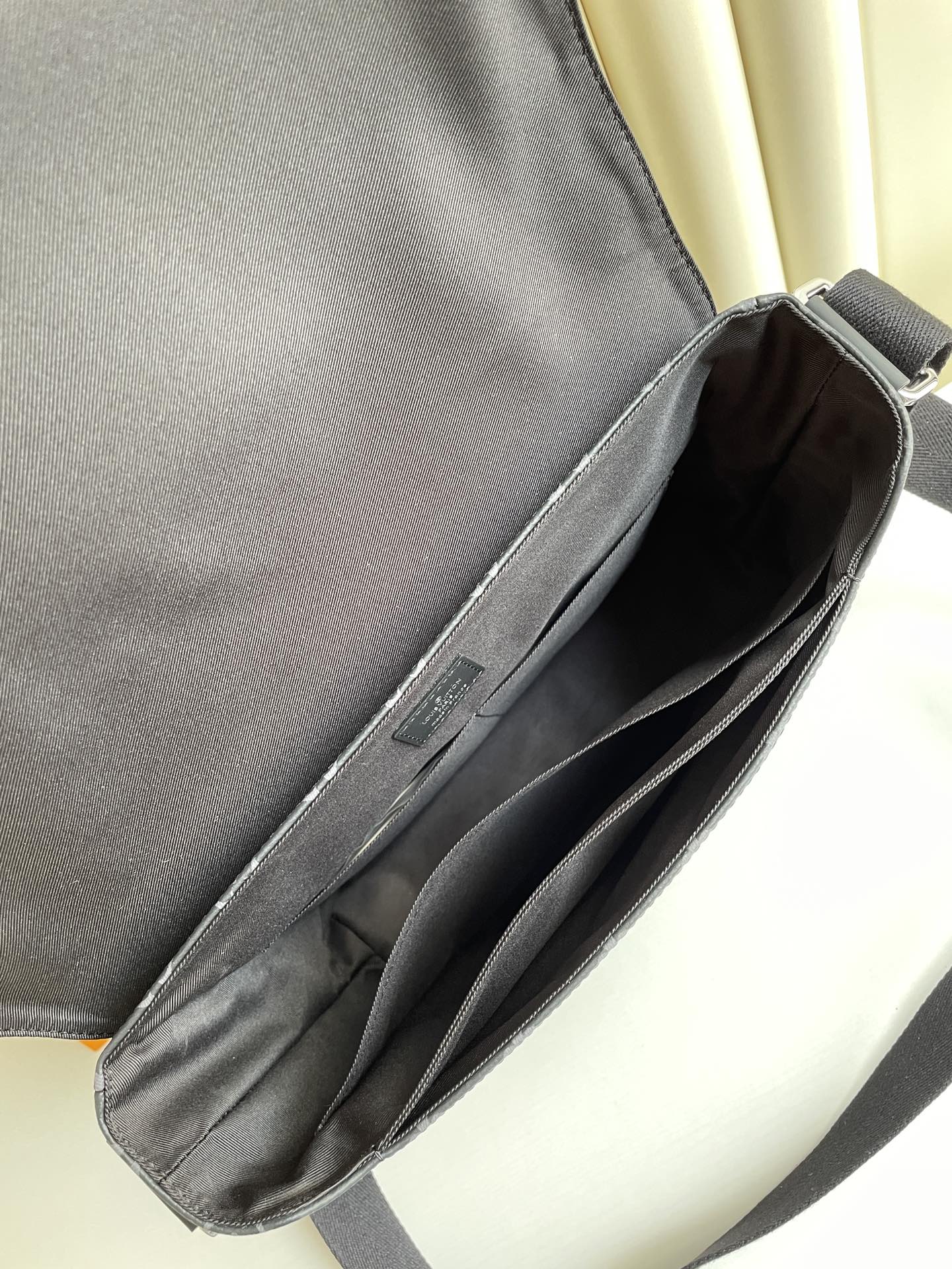 Louis Vuitton N41039 District MM 31cm