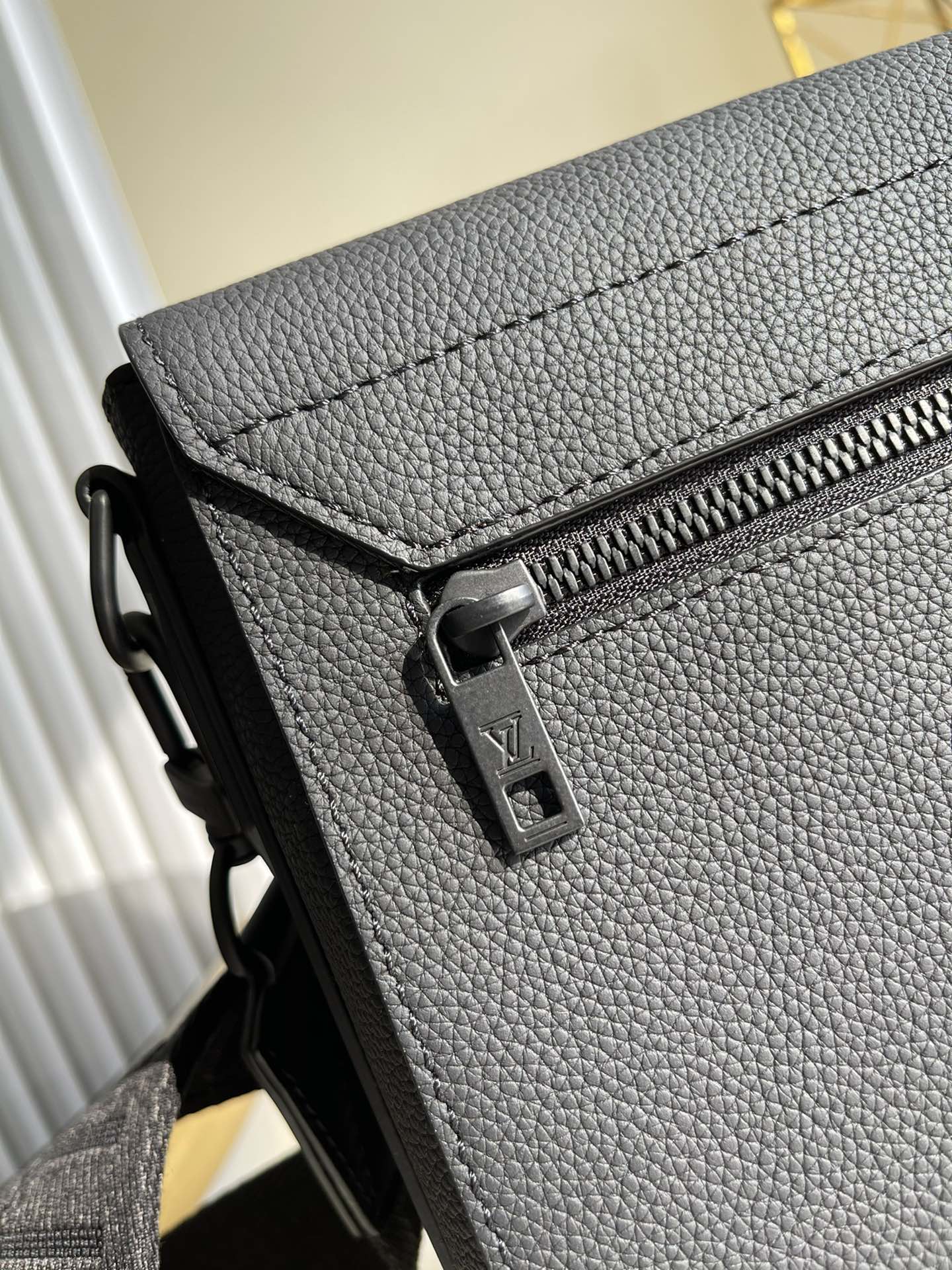 Louis Vuitton M57080 Messenger 28cm