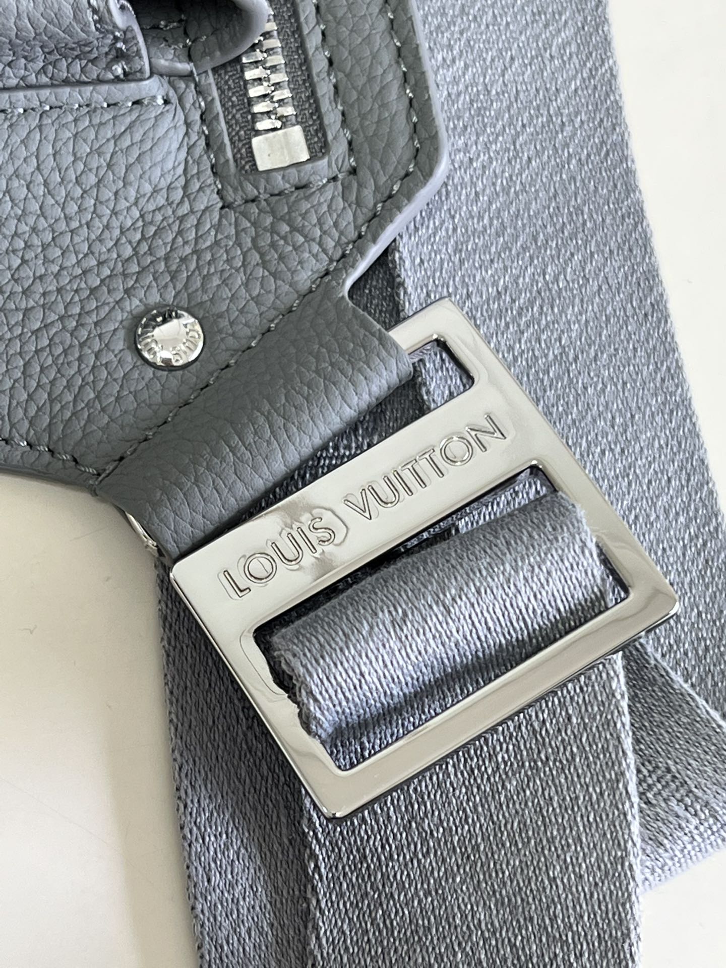 Louis Vuitton Aerogram Slingbag Grey For Men, Men’s Bags 30cm LV M59625