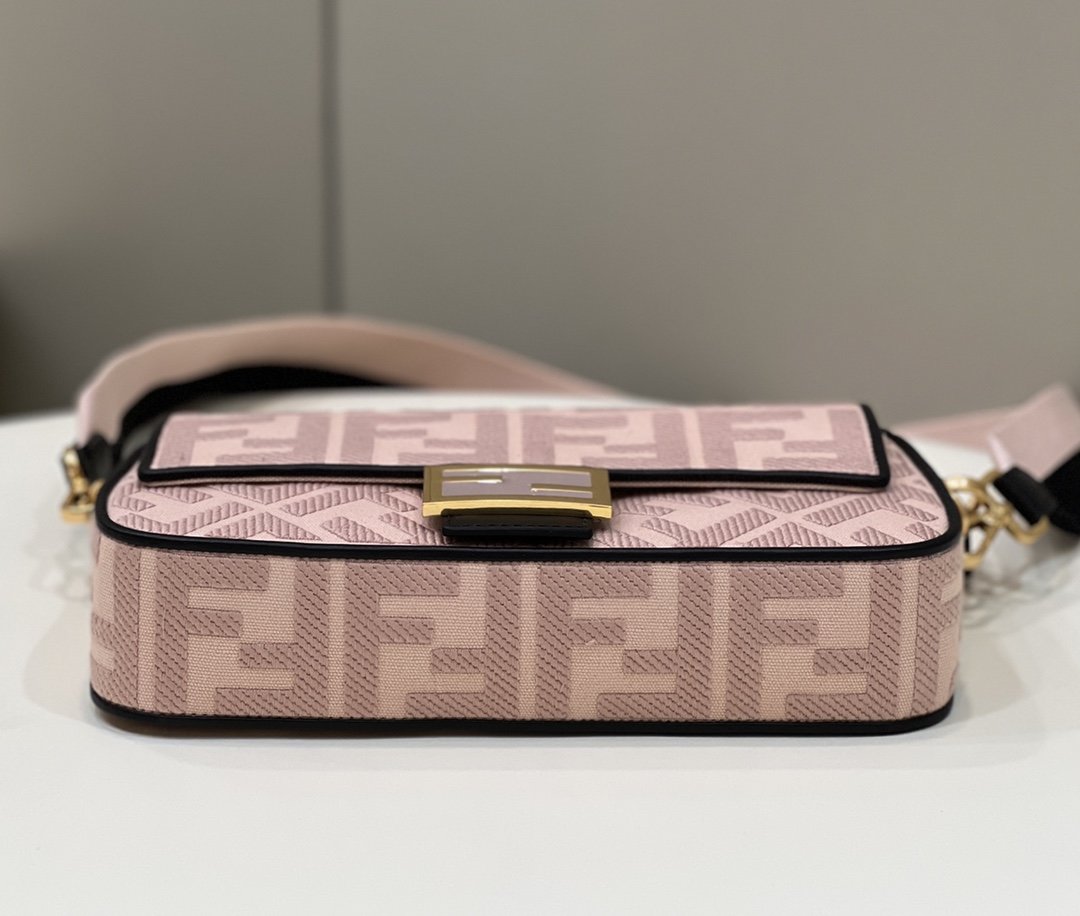 Fendi Baguette Midi 27cm Pink