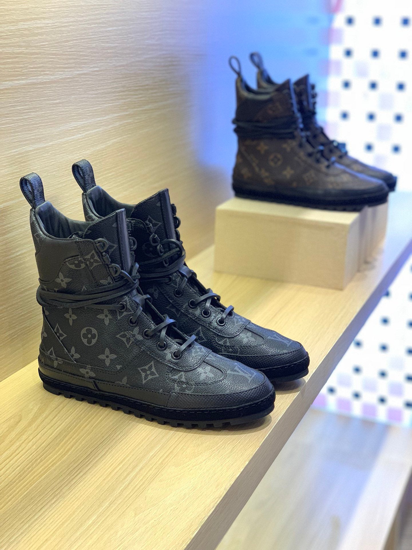 Louis Vuitton Metropolis Flat Ranger Black