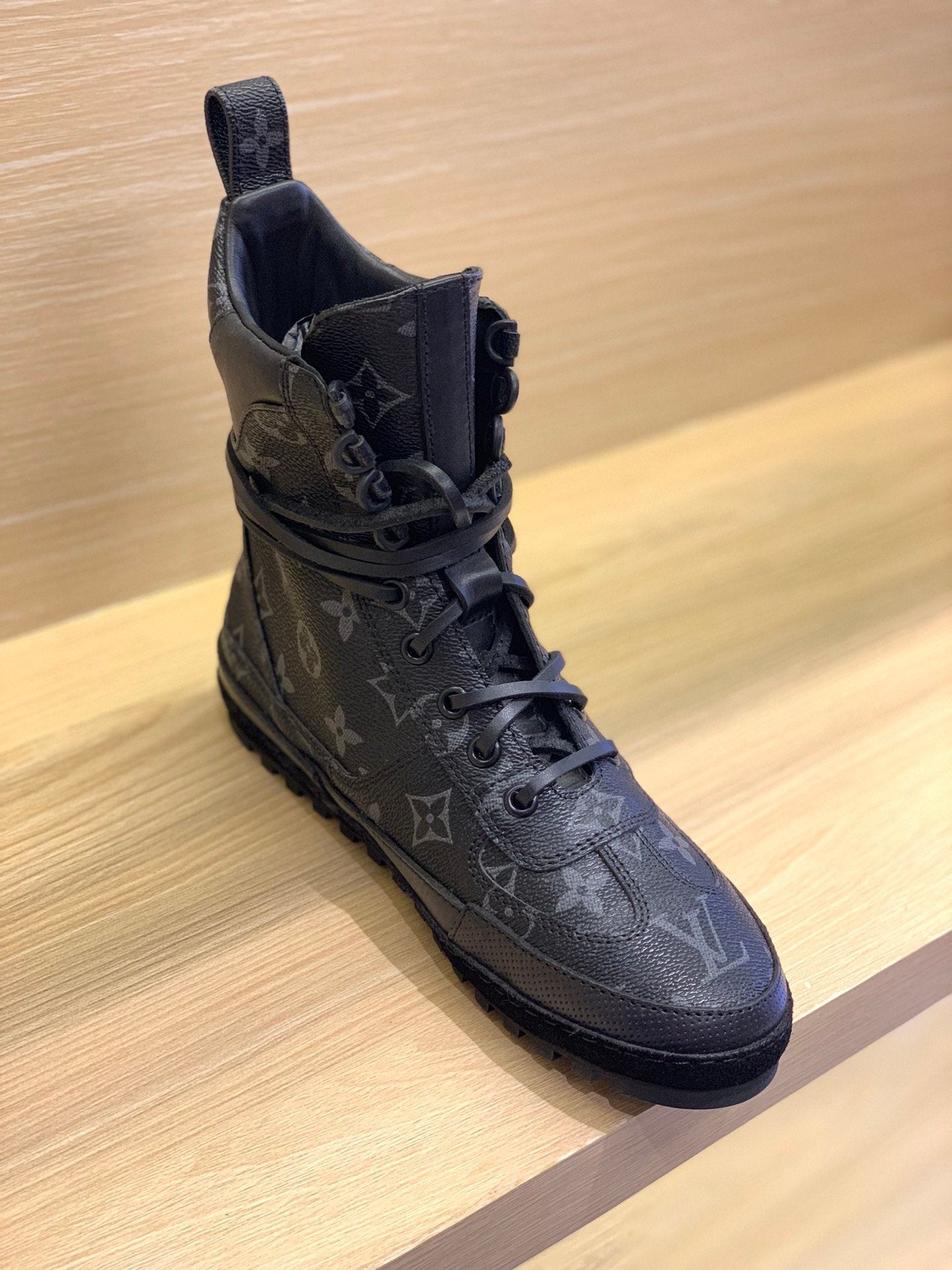 Louis Vuitton Metropolis Flat Ranger Black
