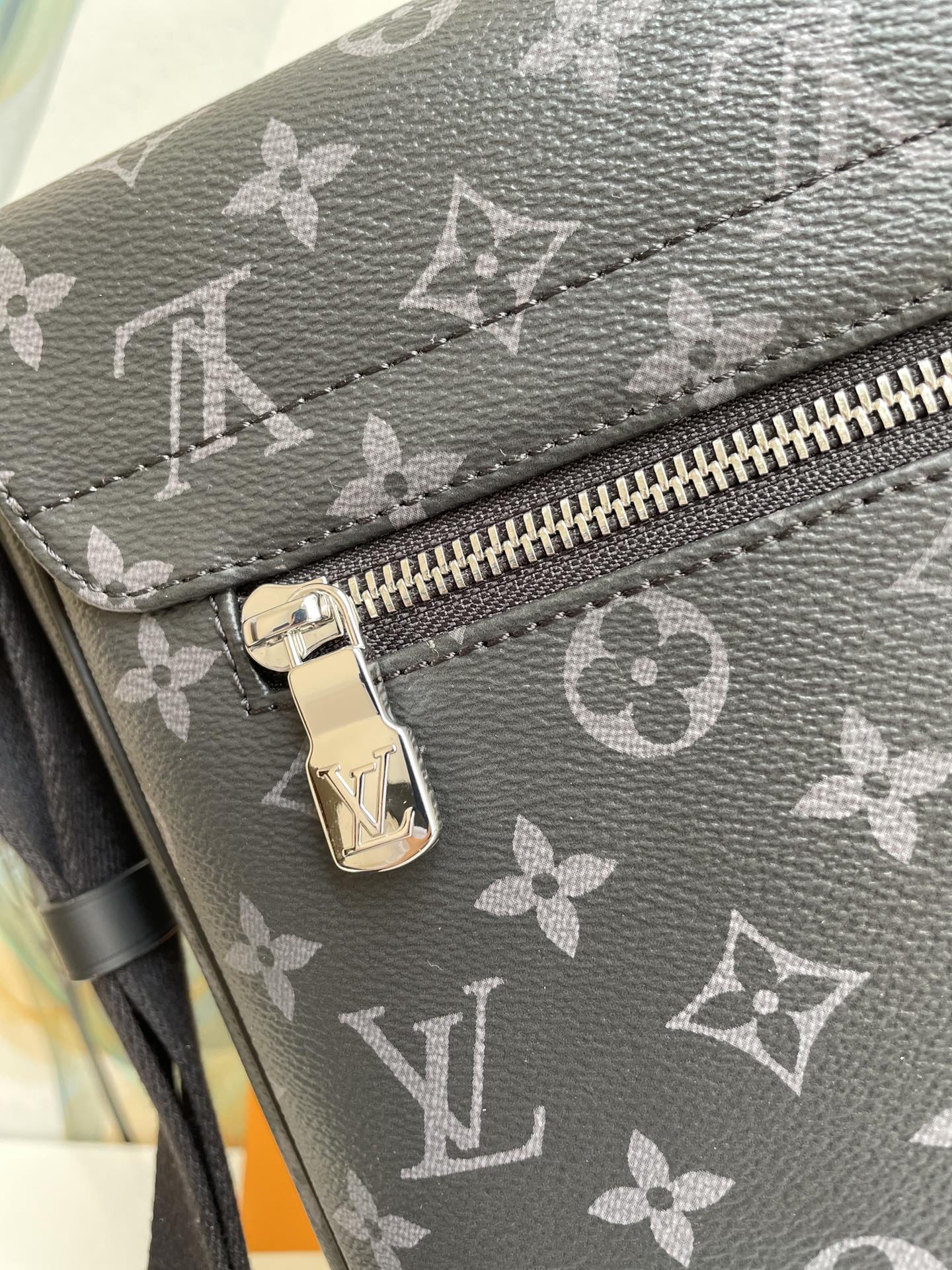 Louis Vuitton N41039 District MM 31cm
