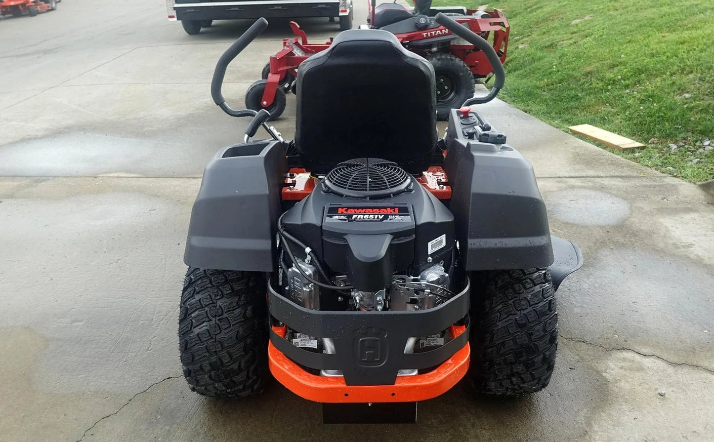 Husqvarna Z242F Special Edition 42″ Zero Turn Mower, 21.5HP Kawasaki Engine (Scratch &amp; Dent)