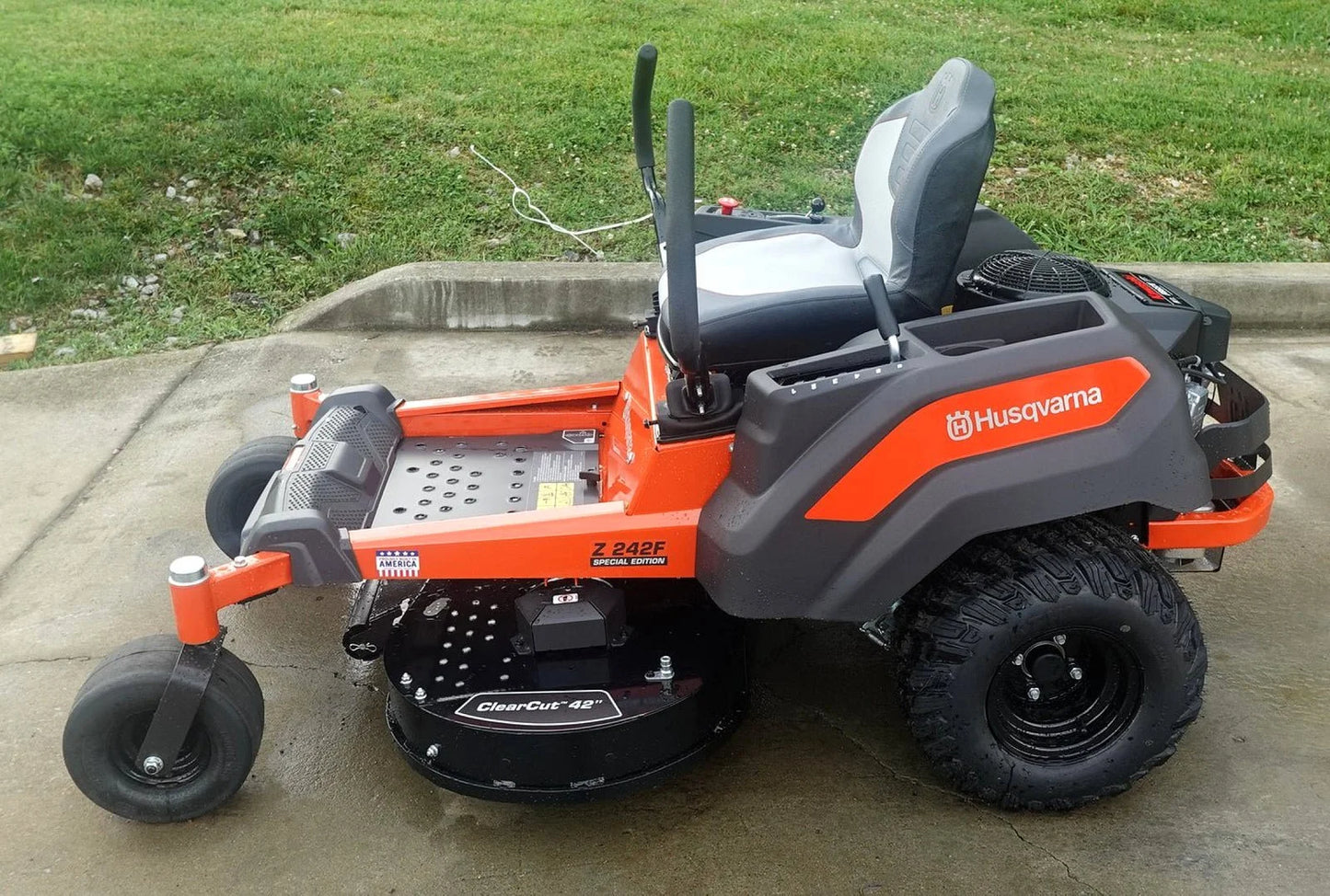Husqvarna Z242F Special Edition 42″ Zero Turn Mower, 21.5HP Kawasaki Engine (Scratch &amp; Dent)