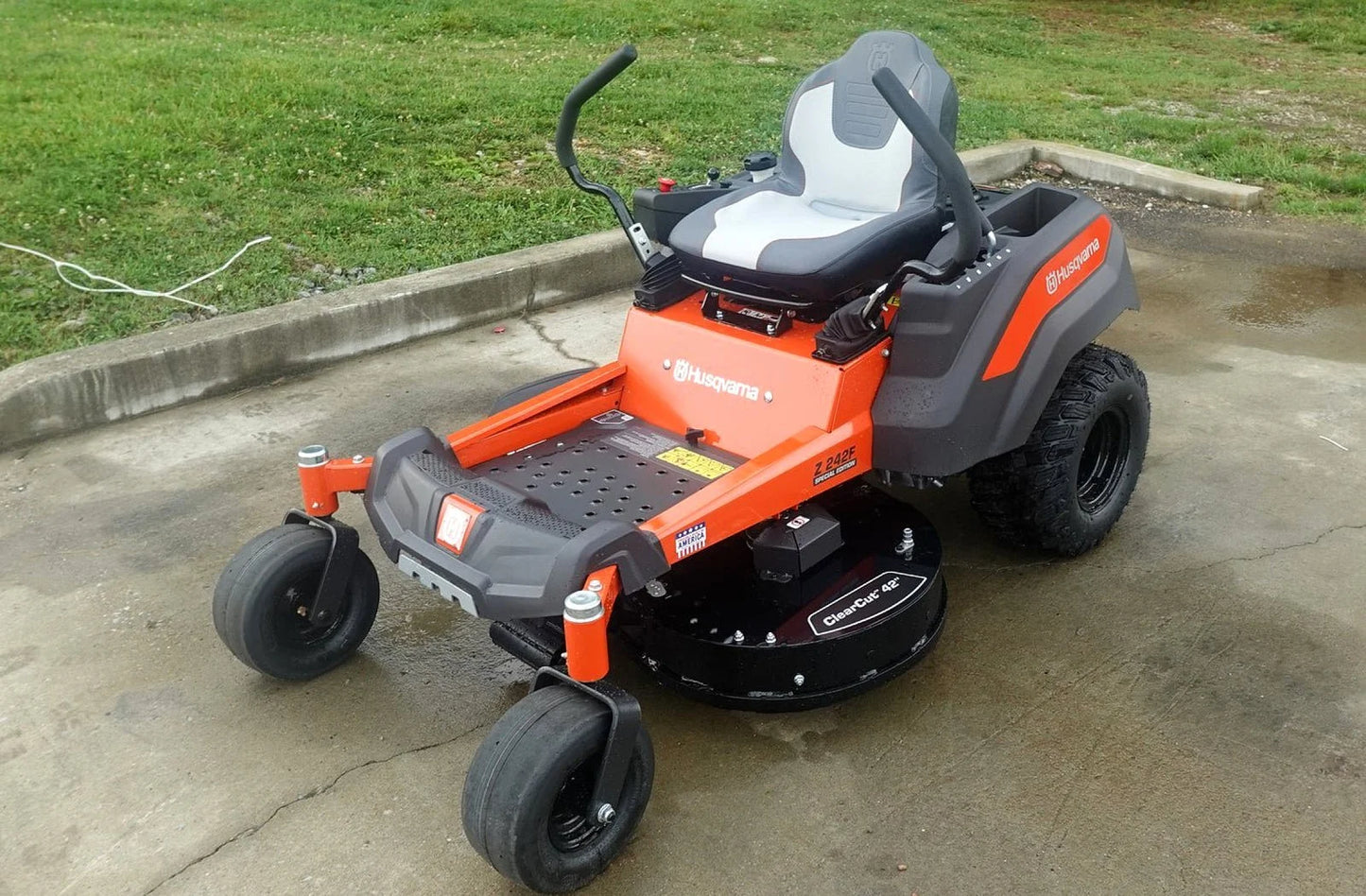 Husqvarna Z242F Special Edition 42″ Zero Turn Mower, 21.5HP Kawasaki Engine (Scratch &amp; Dent)