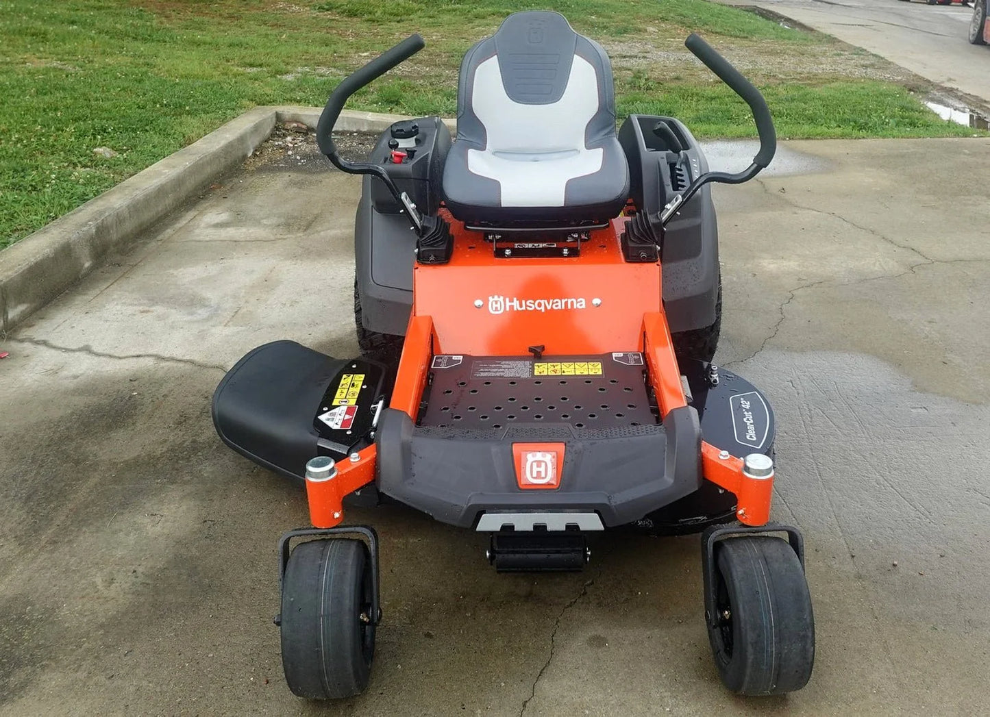 Husqvarna Z242F Special Edition 42″ Zero Turn Mower, 21.5HP Kawasaki Engine (Scratch &amp; Dent)