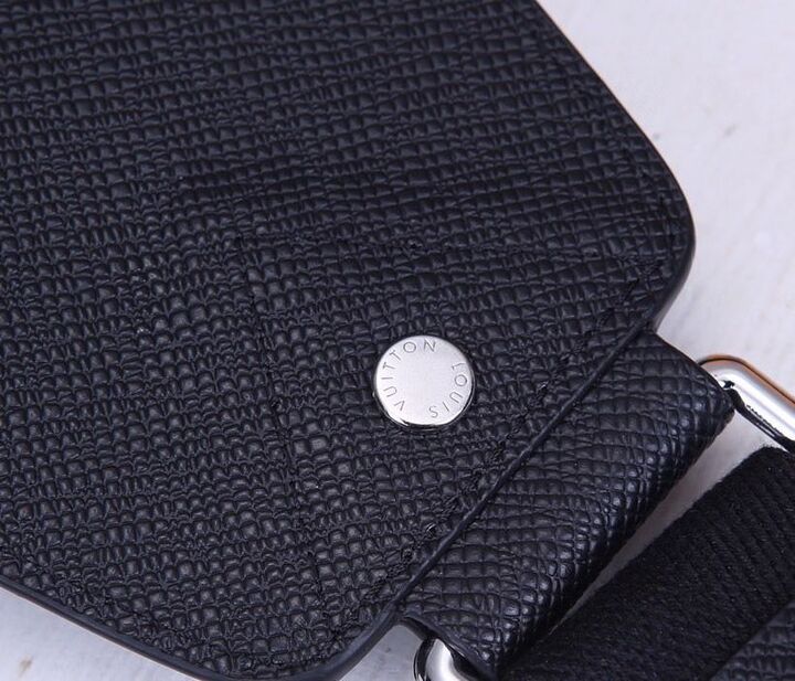 Louis Vuitton Avenue Sling Bag 32cm Taiga Leather Spring/Summer Collection M30443 Black