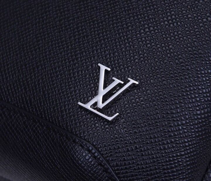 Louis Vuitton Avenue Sling Bag 32cm Taiga Leather Spring/Summer Collection M30443 Black