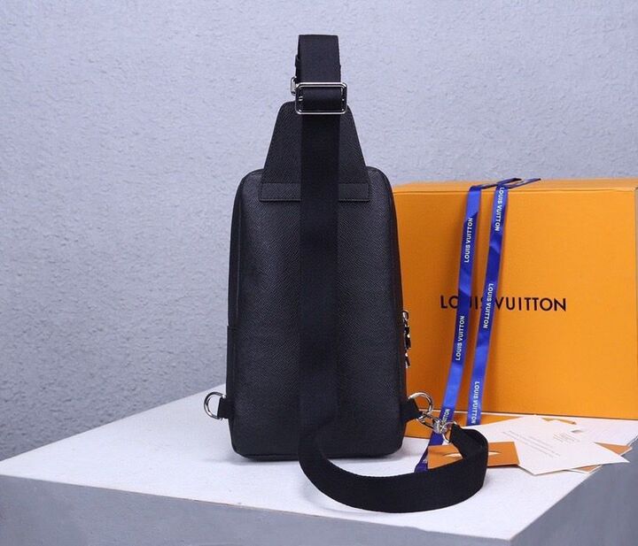 Louis Vuitton Avenue Sling Bag 32cm Taiga Leather Spring/Summer Collection M30443 Black