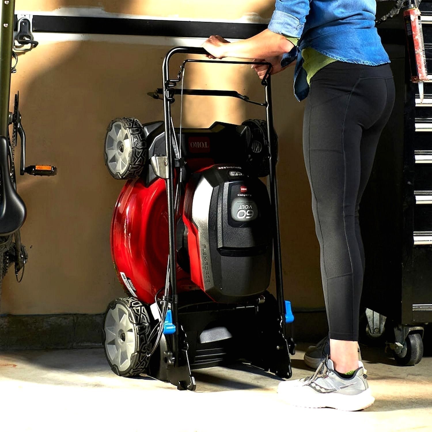 Toro 60V MAX* 21-inch Super Recycler Personal Pace Self-Propelled Battery Lawn Mower - Image 8